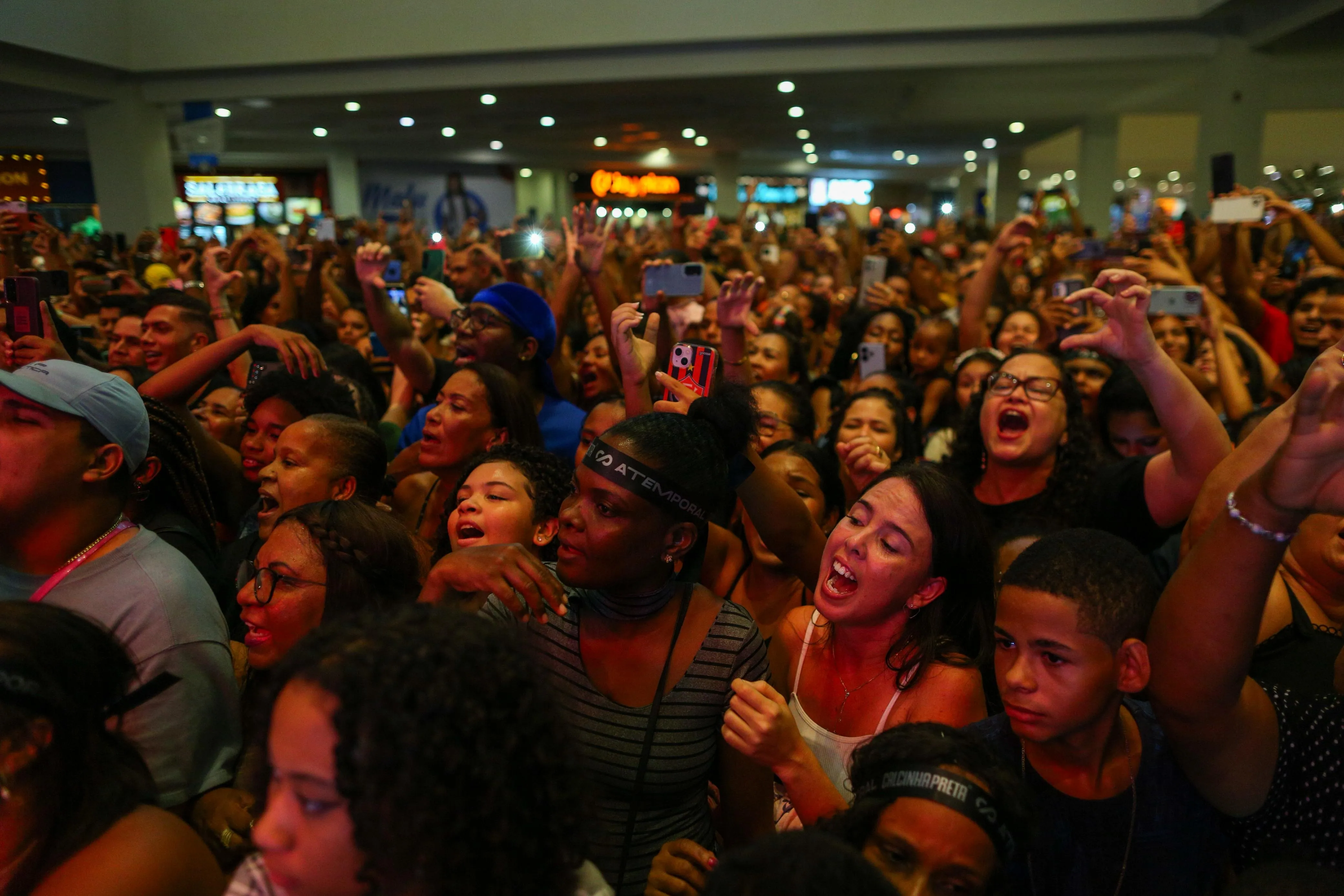 A presença da banda atraio uma multidão para o centro comercial