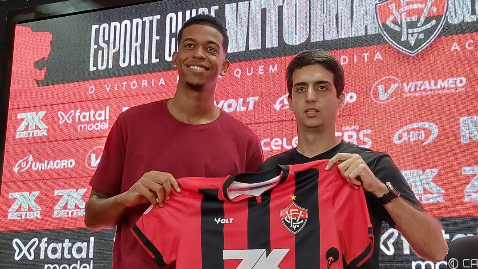 Carlinhos será o novo camisa 9 do Vitória