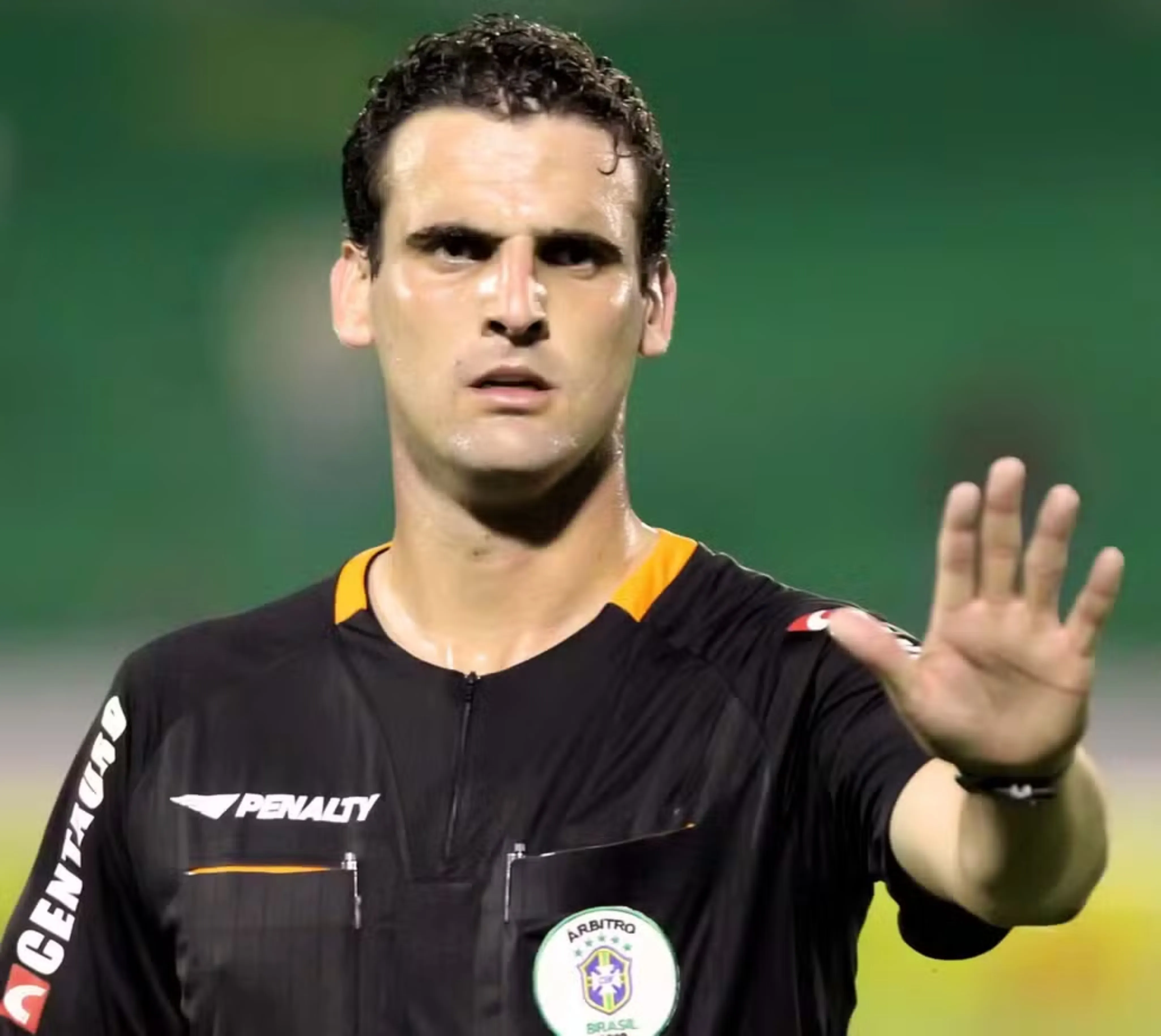 Ex-profissional do apito detona cenário atual do futebol