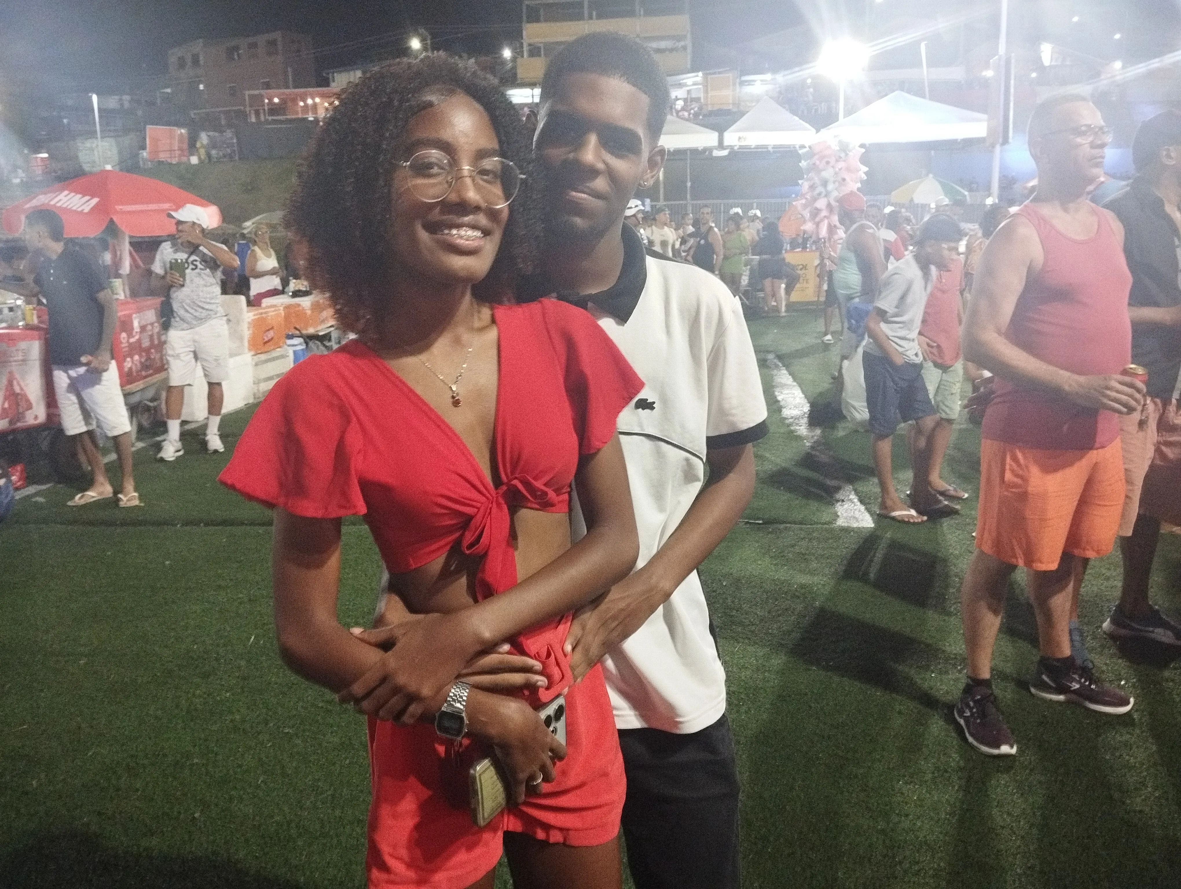 Beatriz Santos e o namorado Matheus Santos também concordaram que dá pra ser fiel em meio a folia