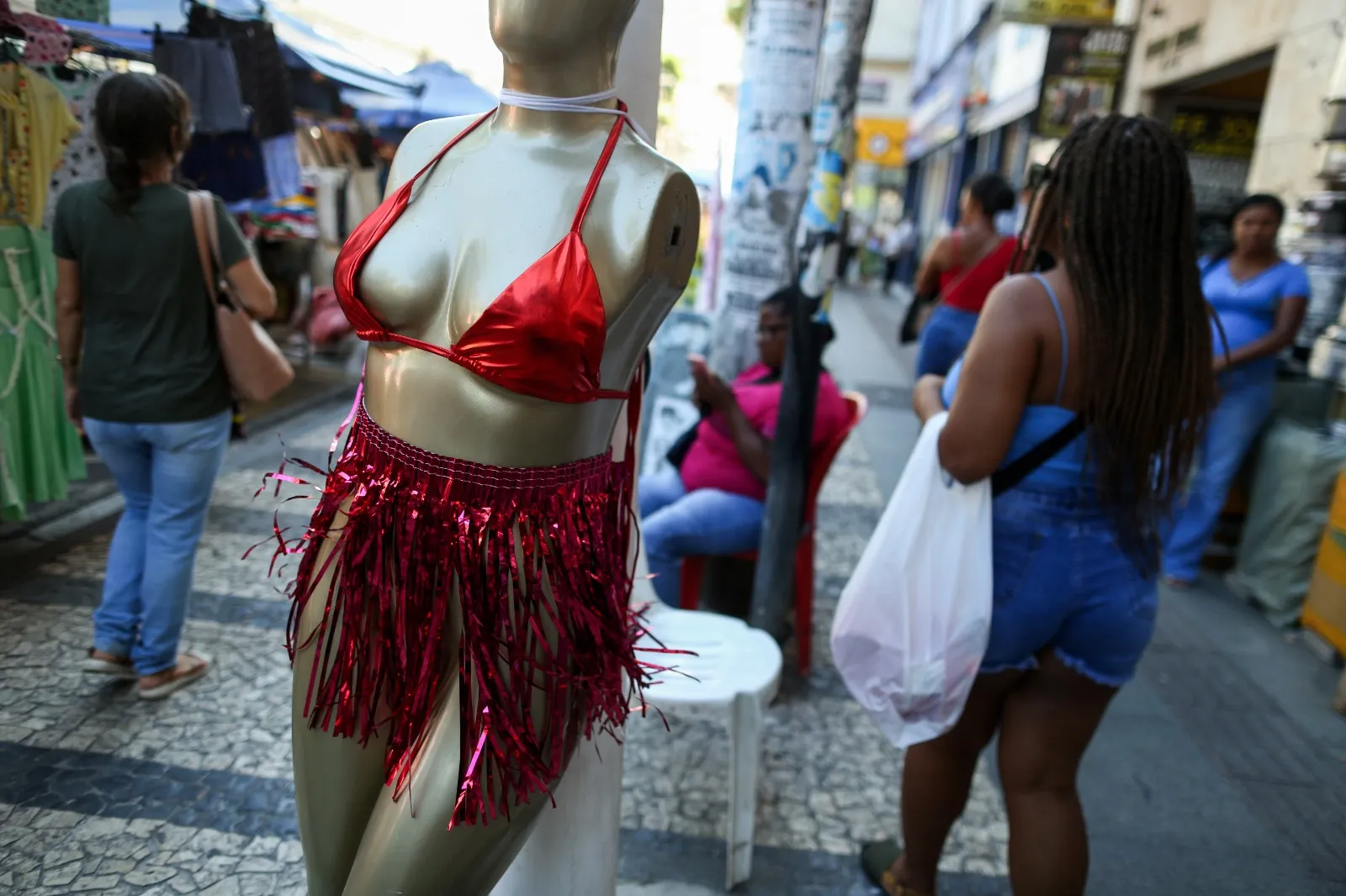 Imagem ilustrativa da imagem Carnaval fortalece ambulantes e lojistas em Salvador; veja itens em alta