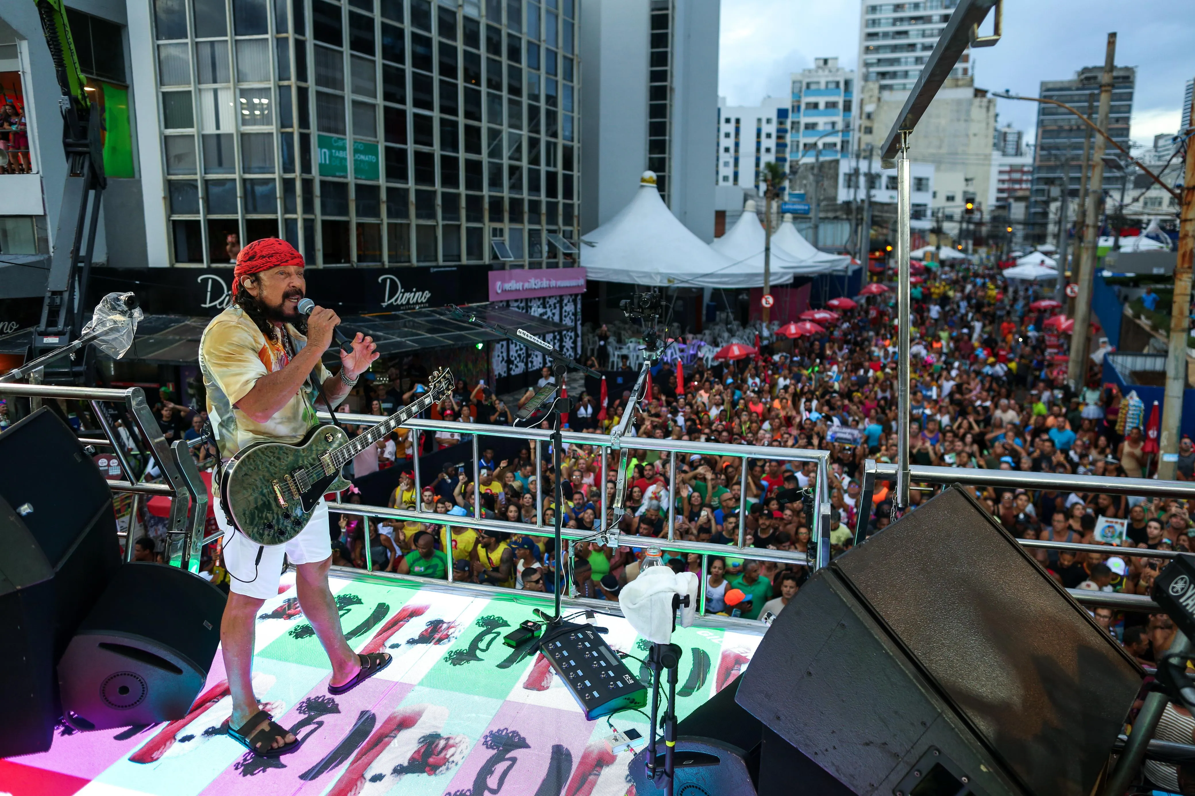 Bell arrasta multidão na abertura do Carnaval de Salvador