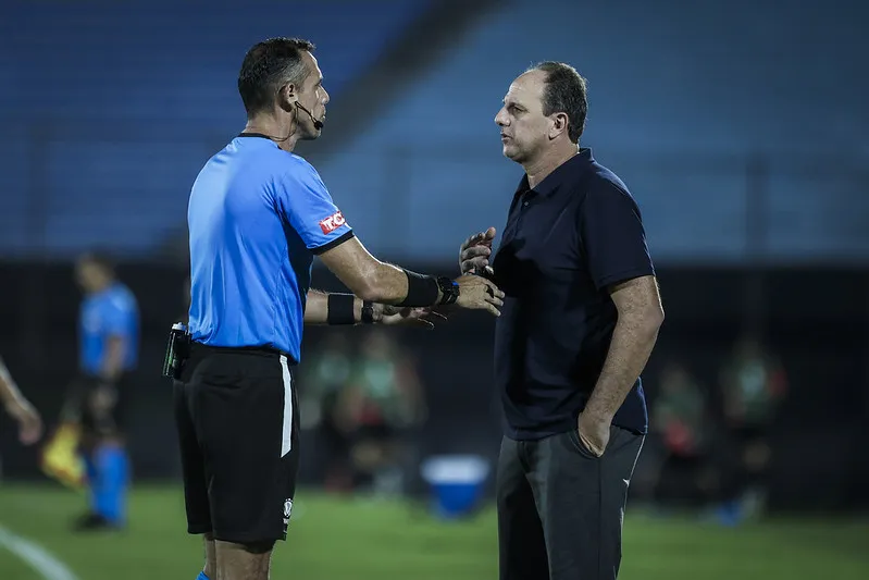 Rogério se mostrou nervoso durante o confronto desta quinta-feira (6)