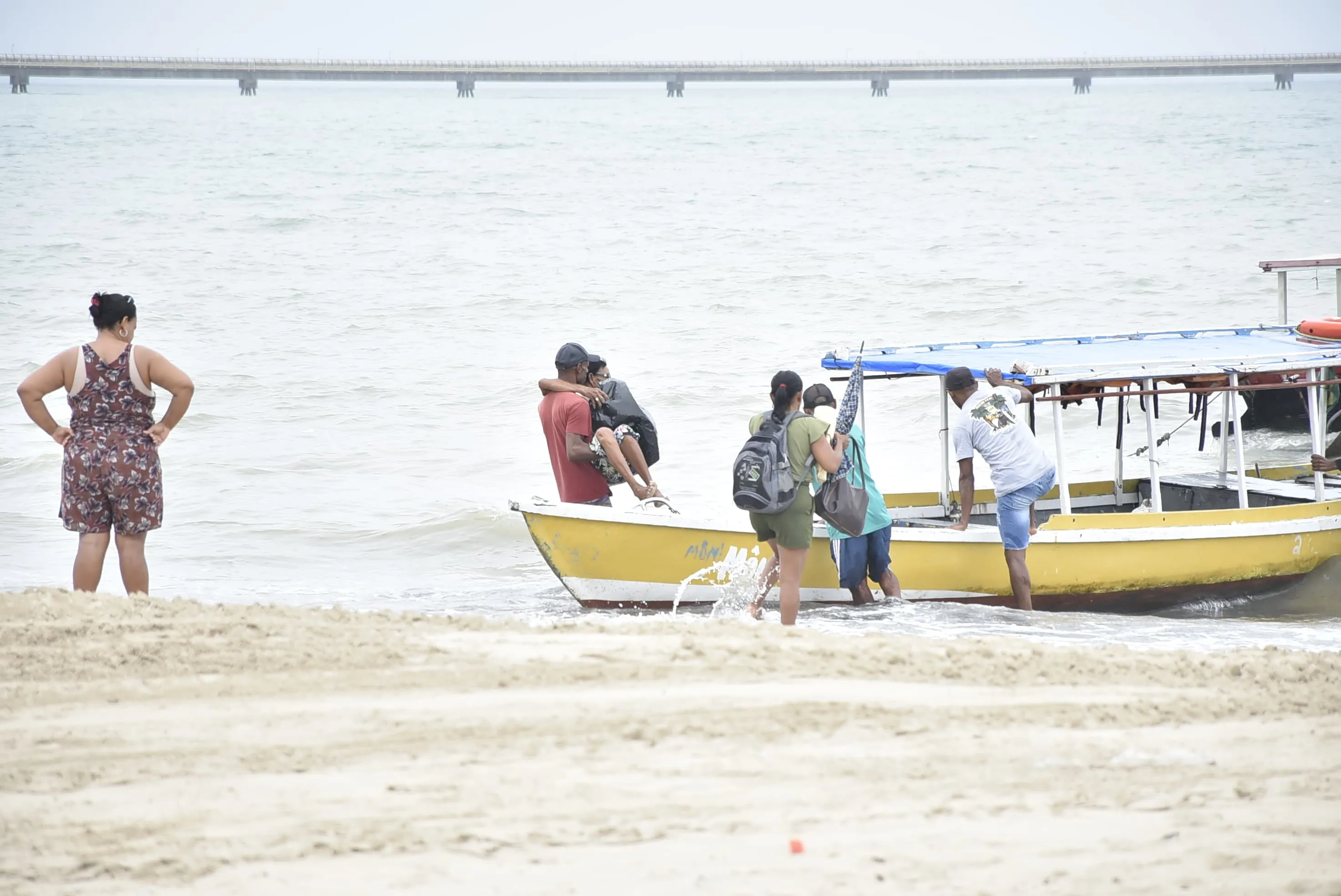 Passageiros embarcando para Ilha de Maré