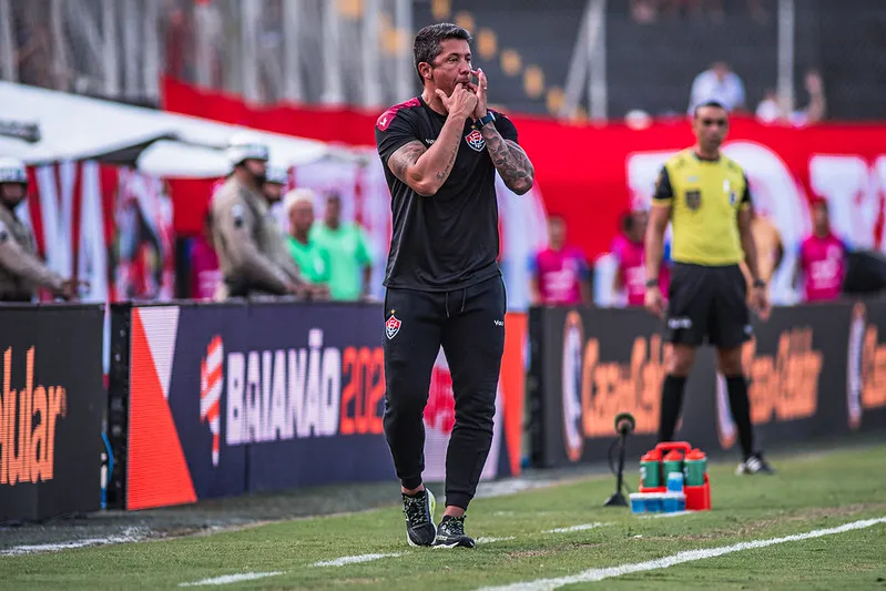 Thiago Carpini, técnico do Vitória