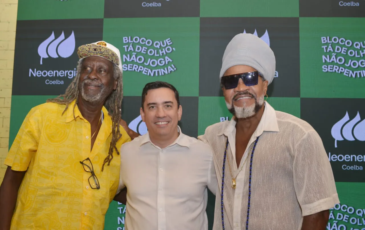 Vovó presidente do bloco afro Ilê Aiyê (a esquerda), Thiago Freire Guth, diretor presidente Neoenergia Coelba (meio), e Carlinhos Brown (a direita)