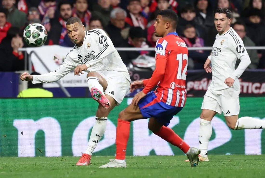 Mbappé sofreu pênalti derperdiçado por Vini Jr