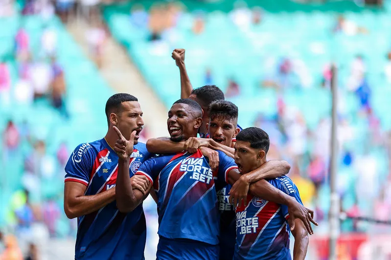 Jogadores do Bahia comemoram gol de Kanu