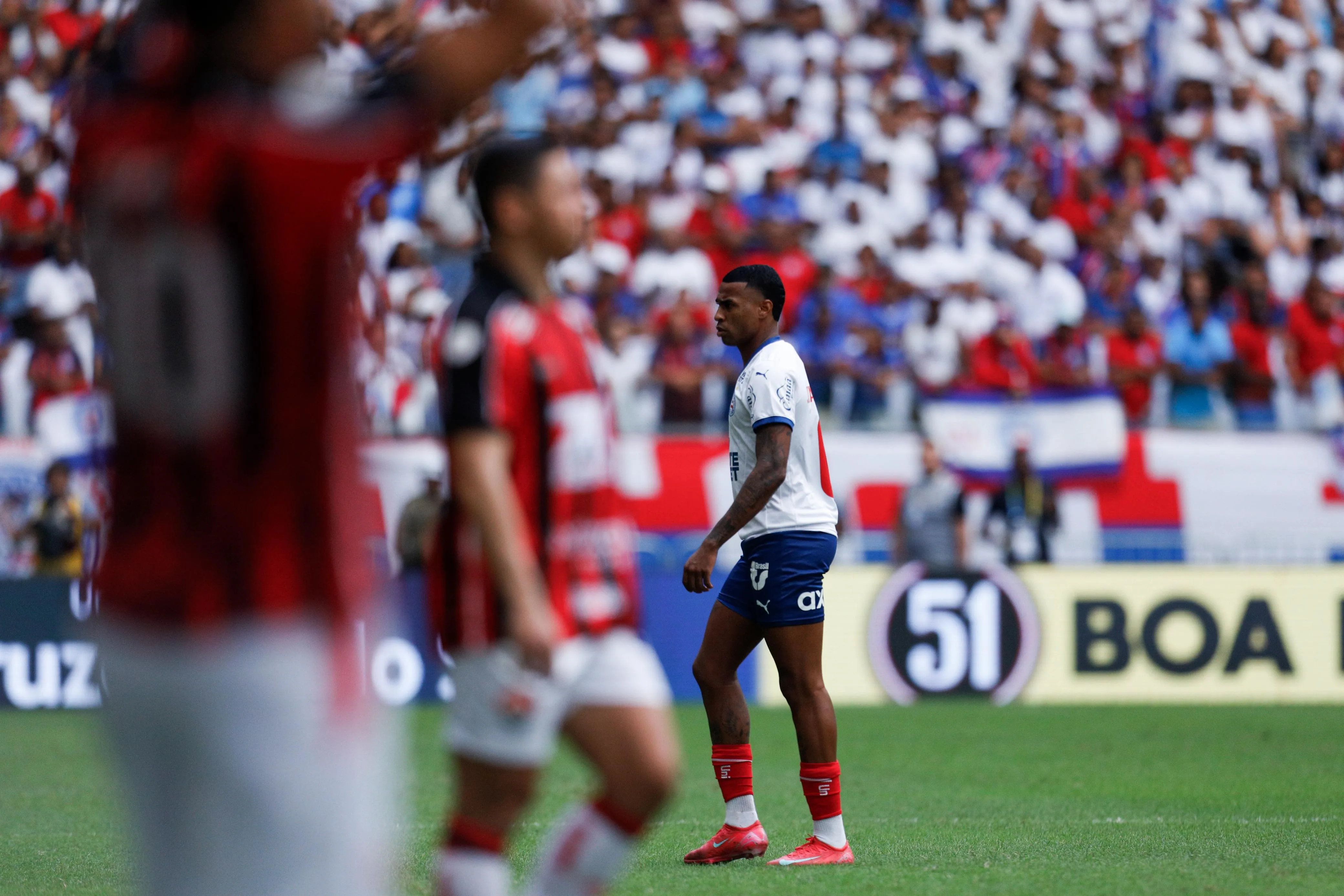 Além do resultado, o lance que marcou o jogo foi a expulsão repentina do volante Jean Lucas, após agressão