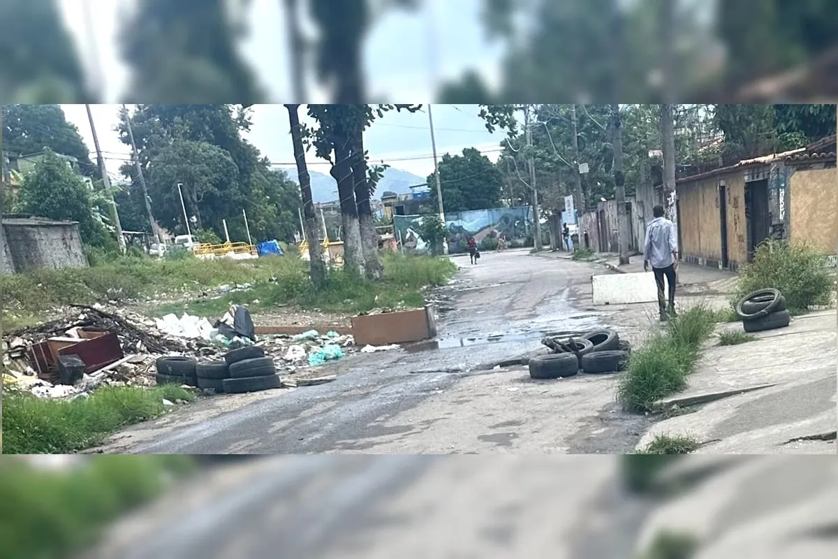 Imagem ilustrativa da imagem Comando Vermelho ergue barreiras e trava rotina de moradores