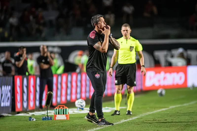 Thiago Carpini, técnico do Vitória