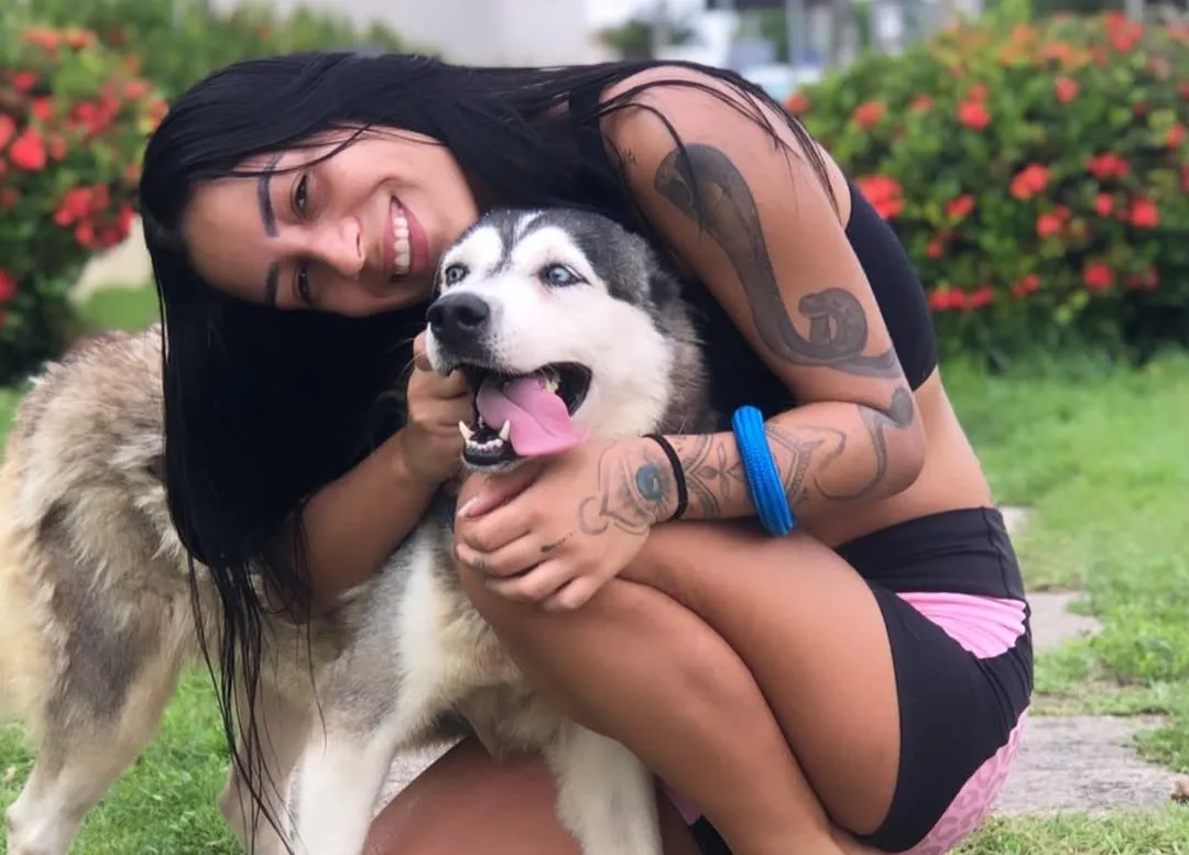 A jovem tem uma cachorrinha chamada Hanna