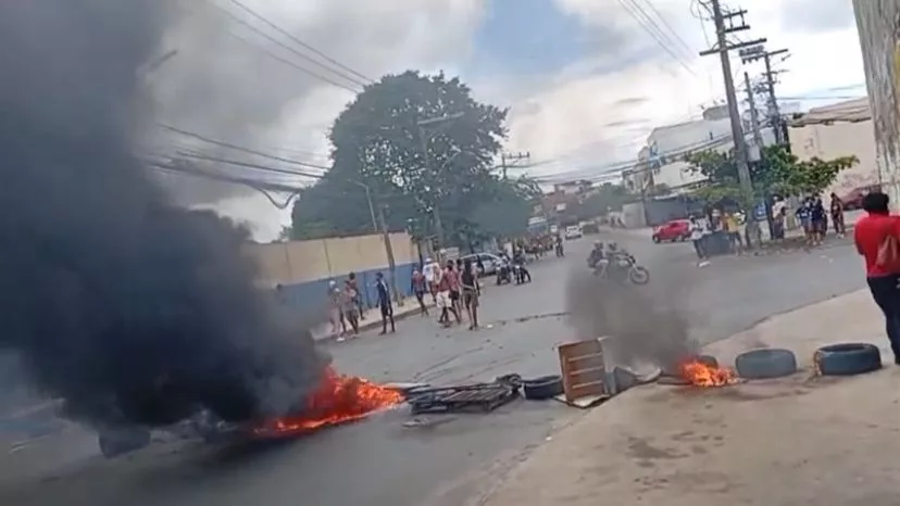 Pneus e pedaços de madeira incendiados foram espalhados pelos manifestantes
