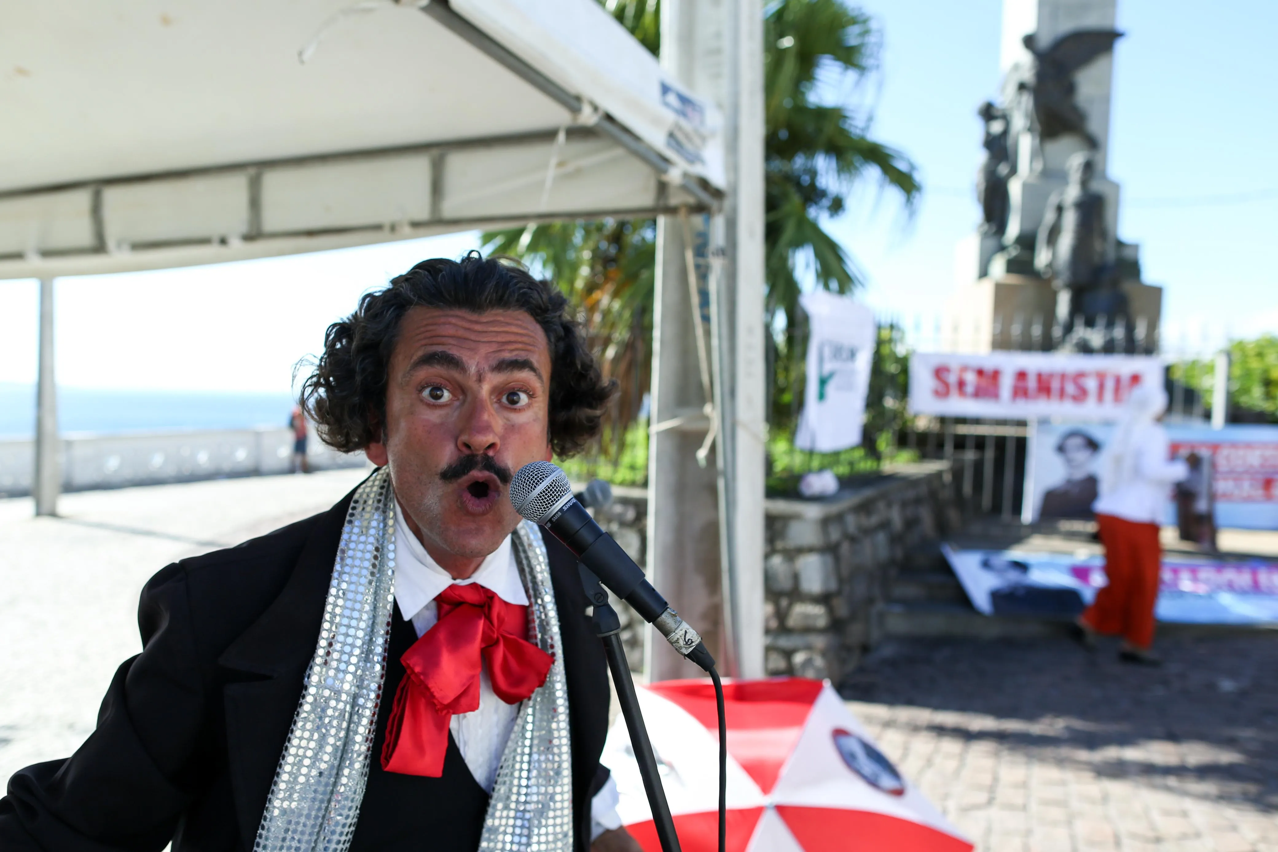 Marcos Peralta como Castro Alves, recitando poesia