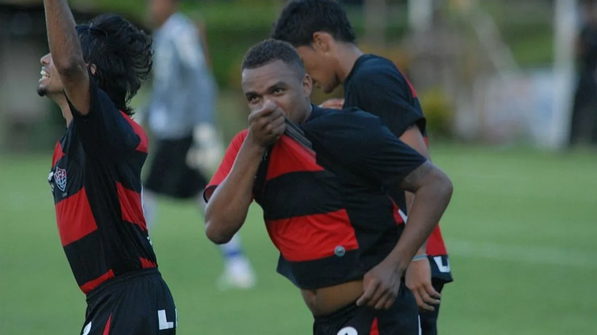 Nadson fez três gols em 15 minutos em um Ba-Vi