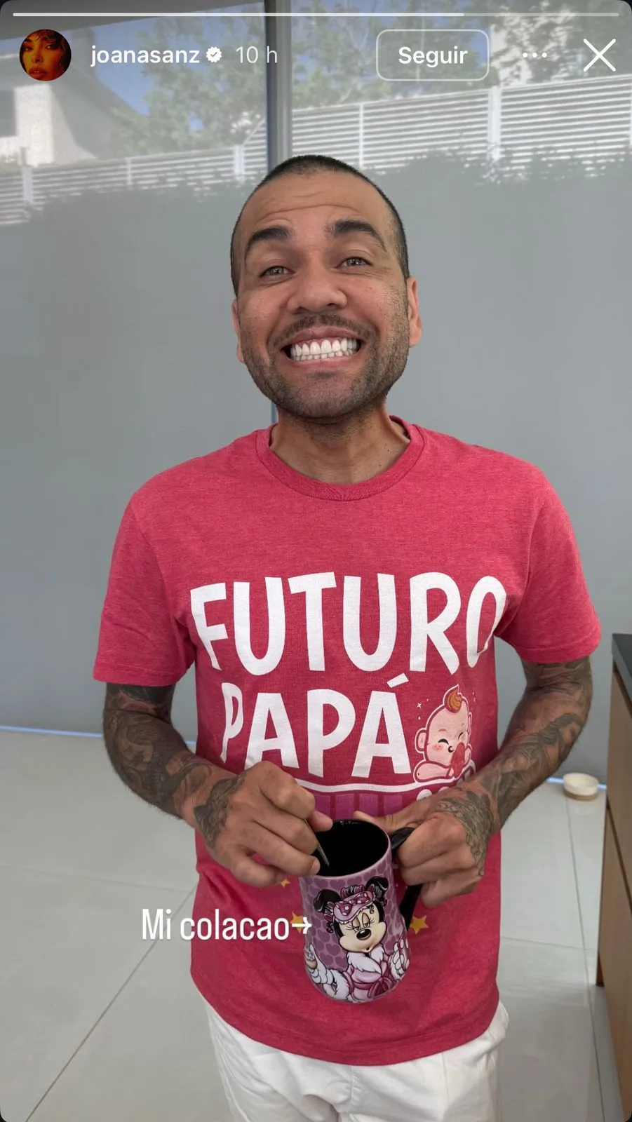 Daniel Alves com a camisa "Futuro papai", em espanhol.
