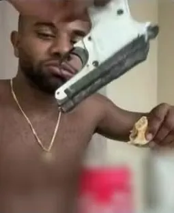 Davi Brito exibe arma de fogo durante videochamada