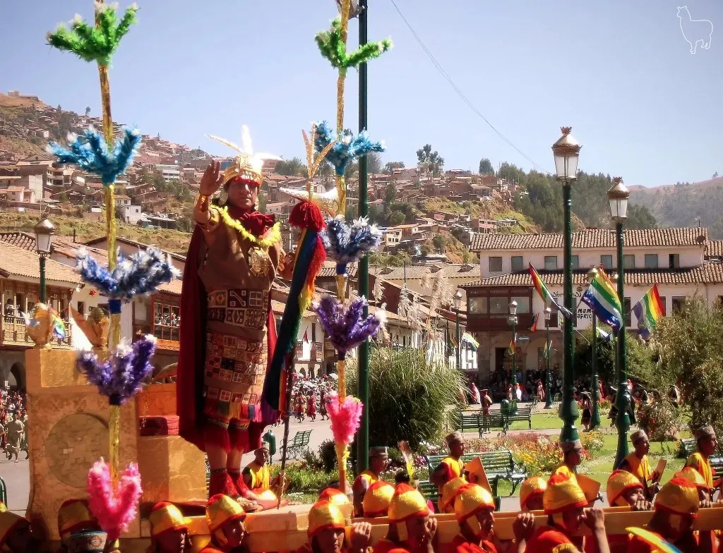 O “rei Inca” entrando na Plaza de Armas (também chamada Plaza del Guerrero), em Cusco, Peru
