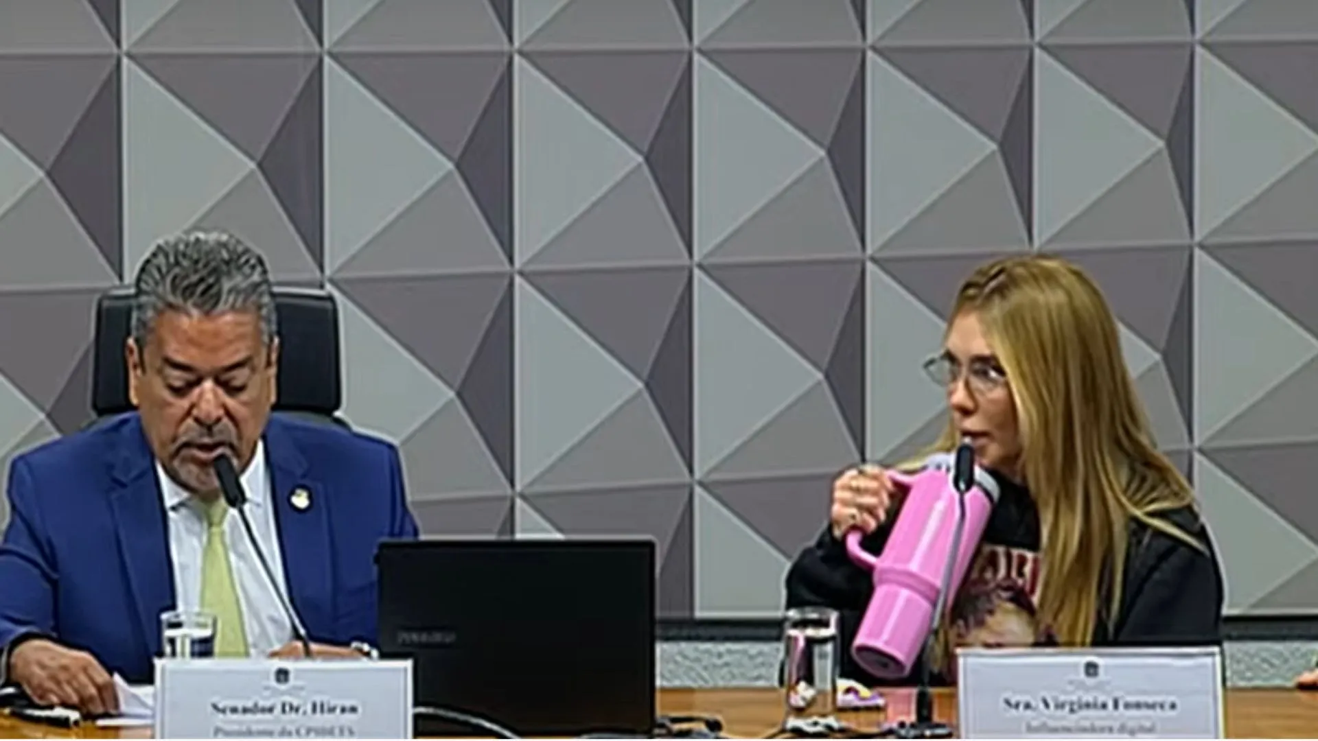 Virginia usou blusa com rosto da filha e levou copo rosa para prestar depoimento
