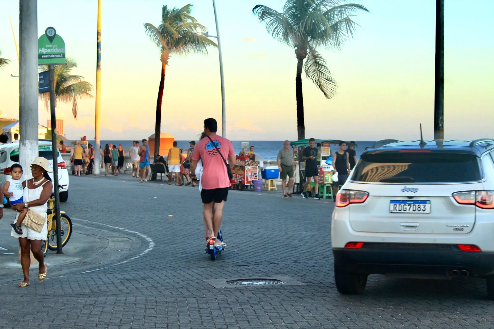 Usuários descumprem regras sobre transporte de duas pessoas no patinete elétrico