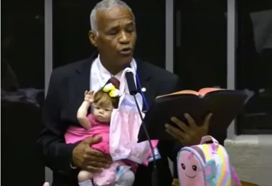 Pastor Isidório com bebê reborn durante discurso na Câmara