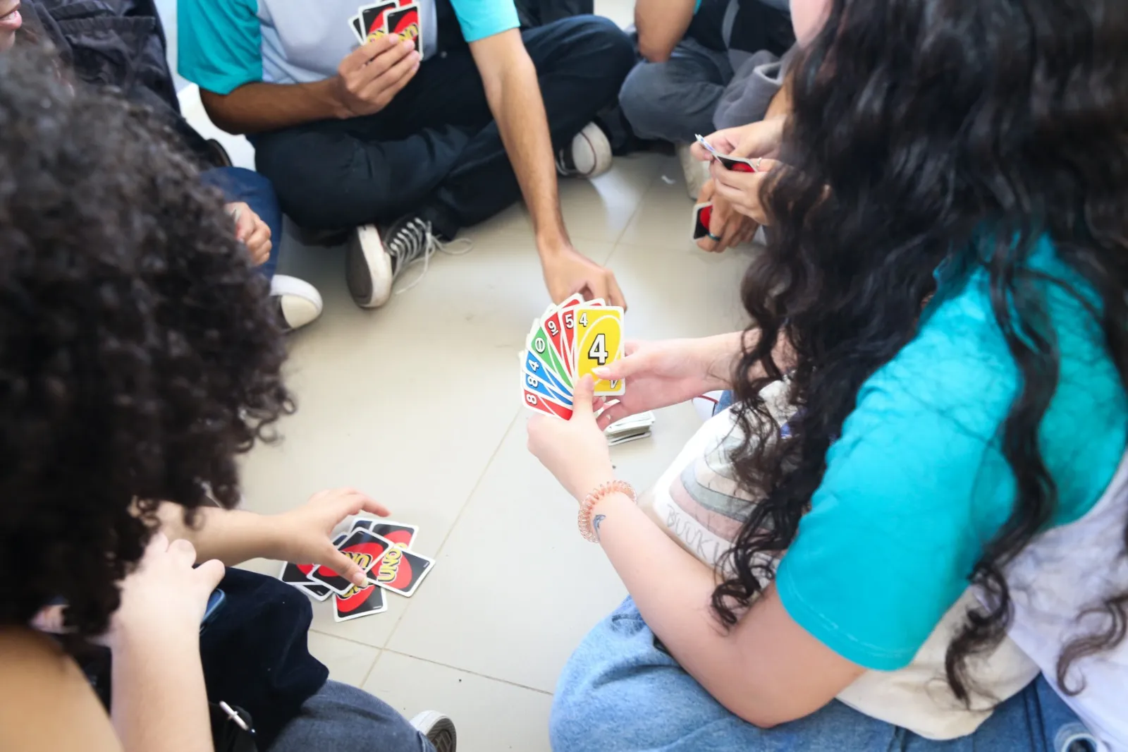 Brincadeiras de cartas agora fazem parte da rotina dos estudantes