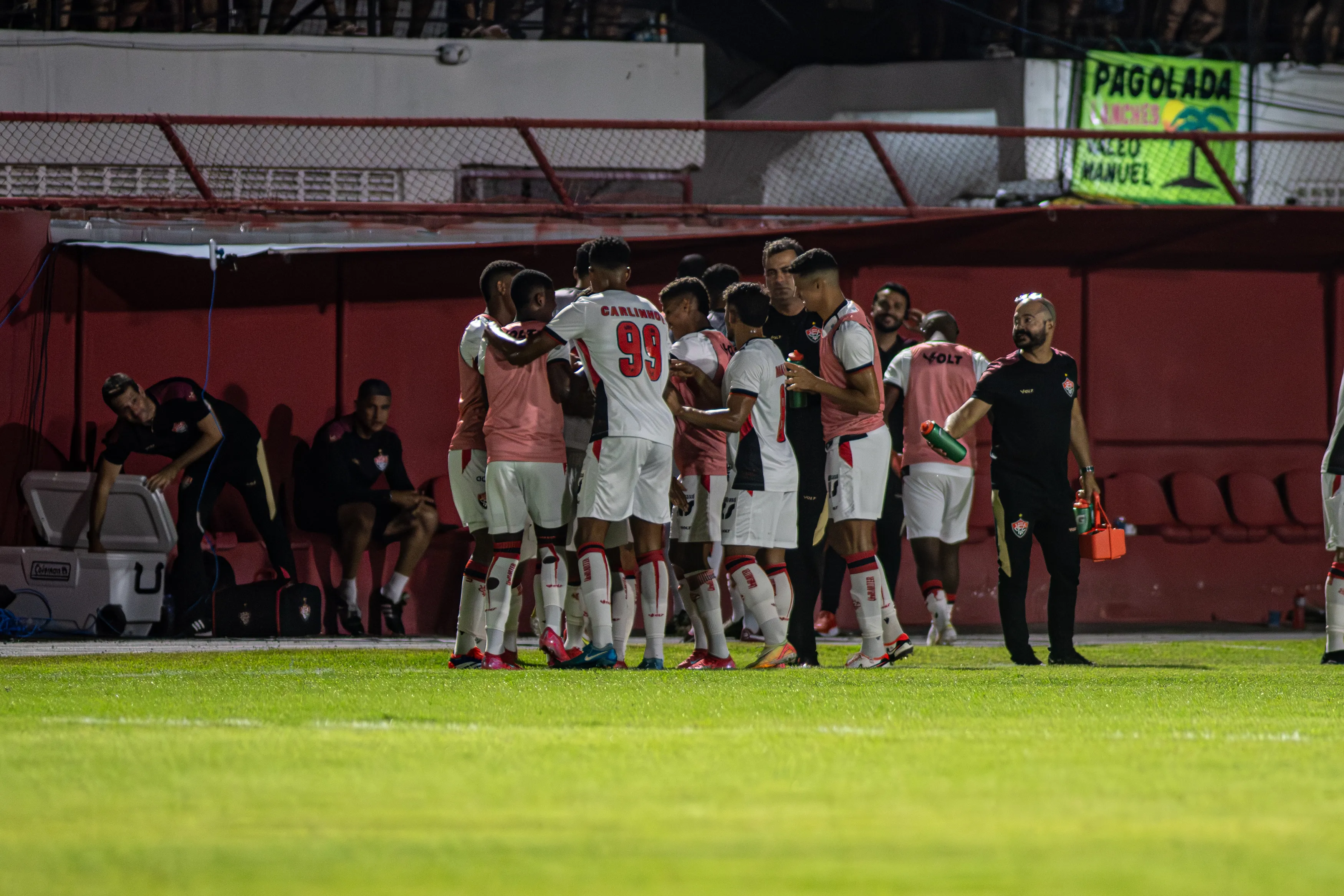 Com gol de Val Soares, o Vitória manteve a liderança