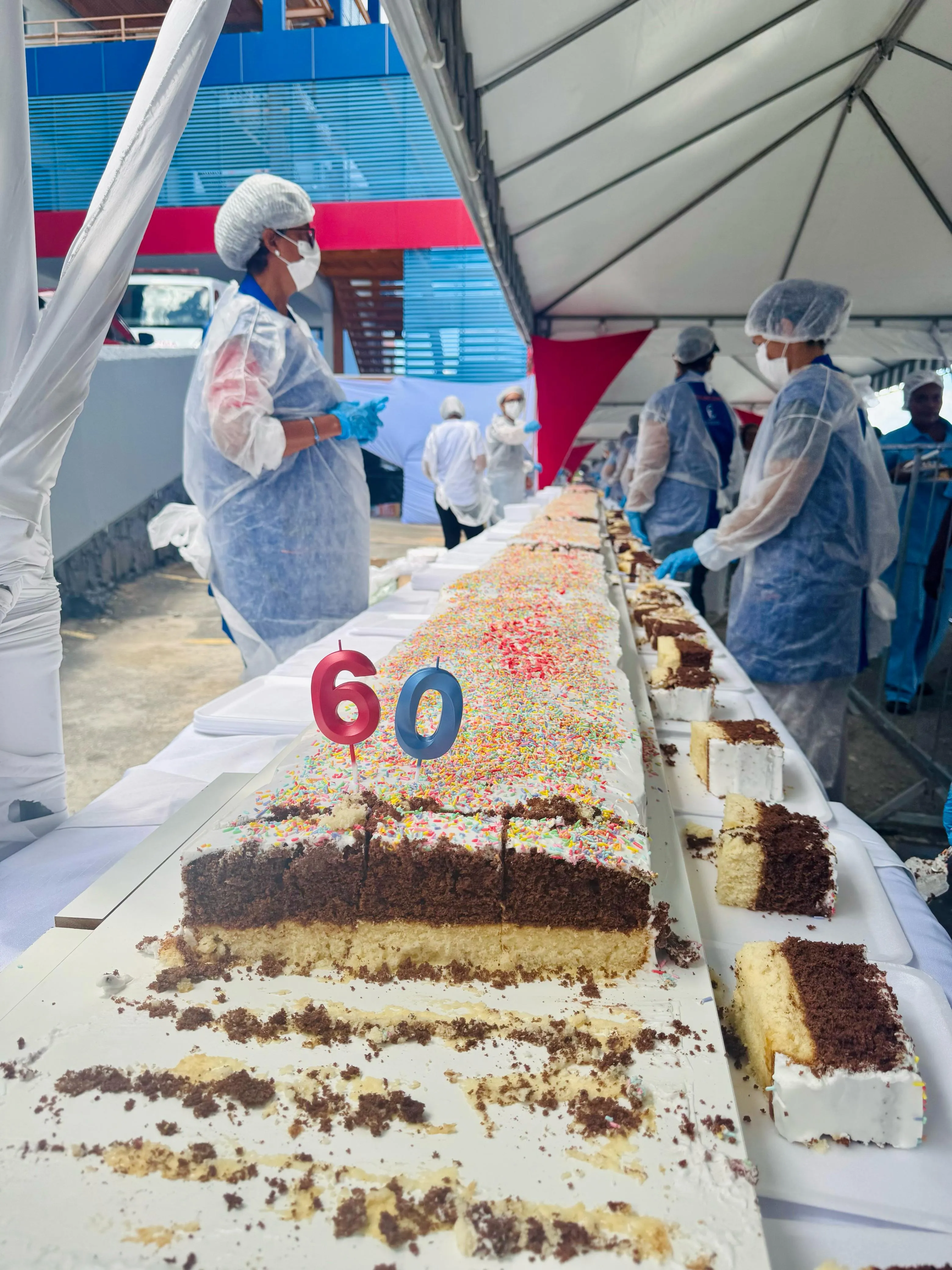 Bolo de 60 metros em comemoração dos 60 anos de hospital