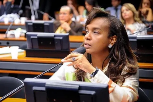 Tia Eron está de molho na política desde 2019