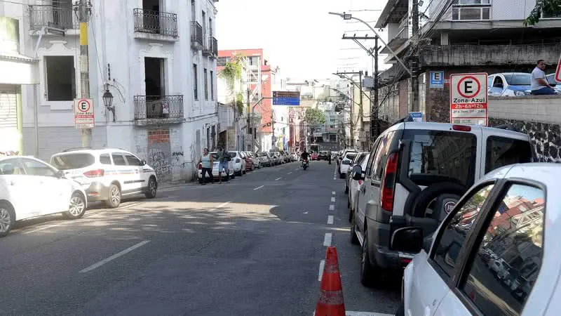 Em alguns pontos, mesmo com Zona Azul, os flanelinhas intimidam e ameaçam motoristas