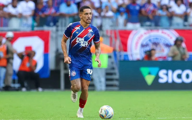 Gilberto defendendo o Bahia no memorável Ba-Vi 500, na Arena Fonte Nova, pelo Baianão 2025