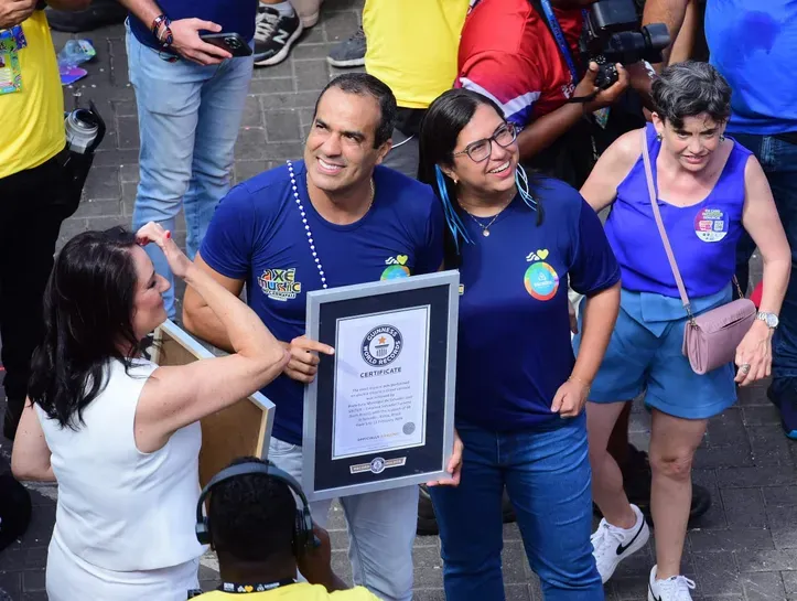 Prefeito Bruno Reis e a vice Ana Paula na entrega do título