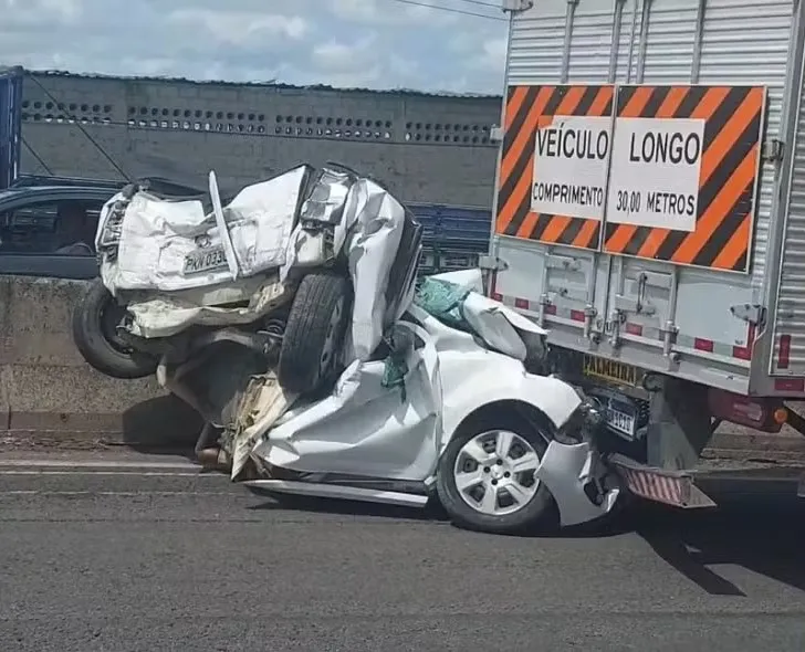 Carro destruído na pista