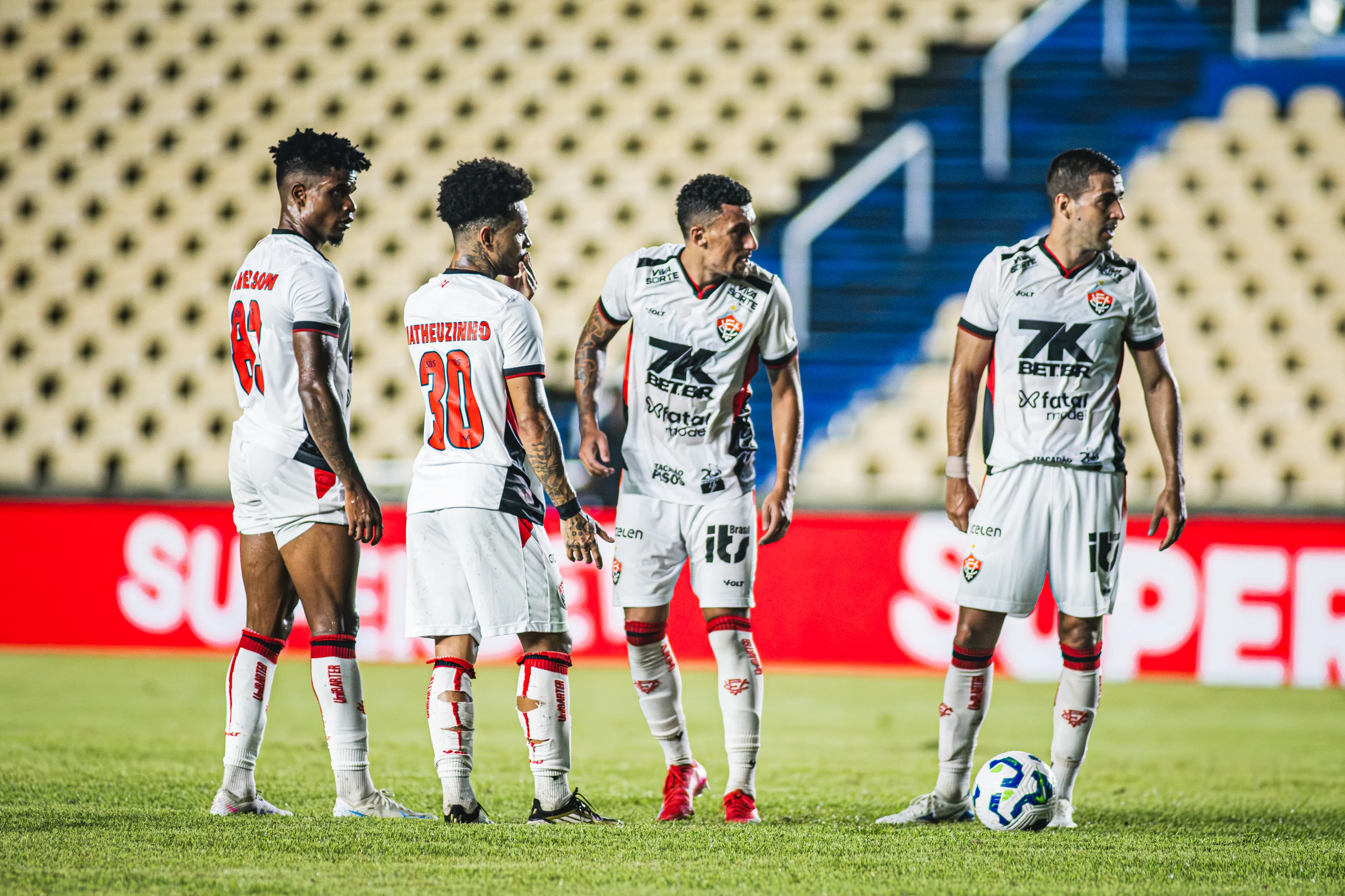 Momento mais perigoso do primeiro tempo, quando o lateral Jamerson acertou o travessão