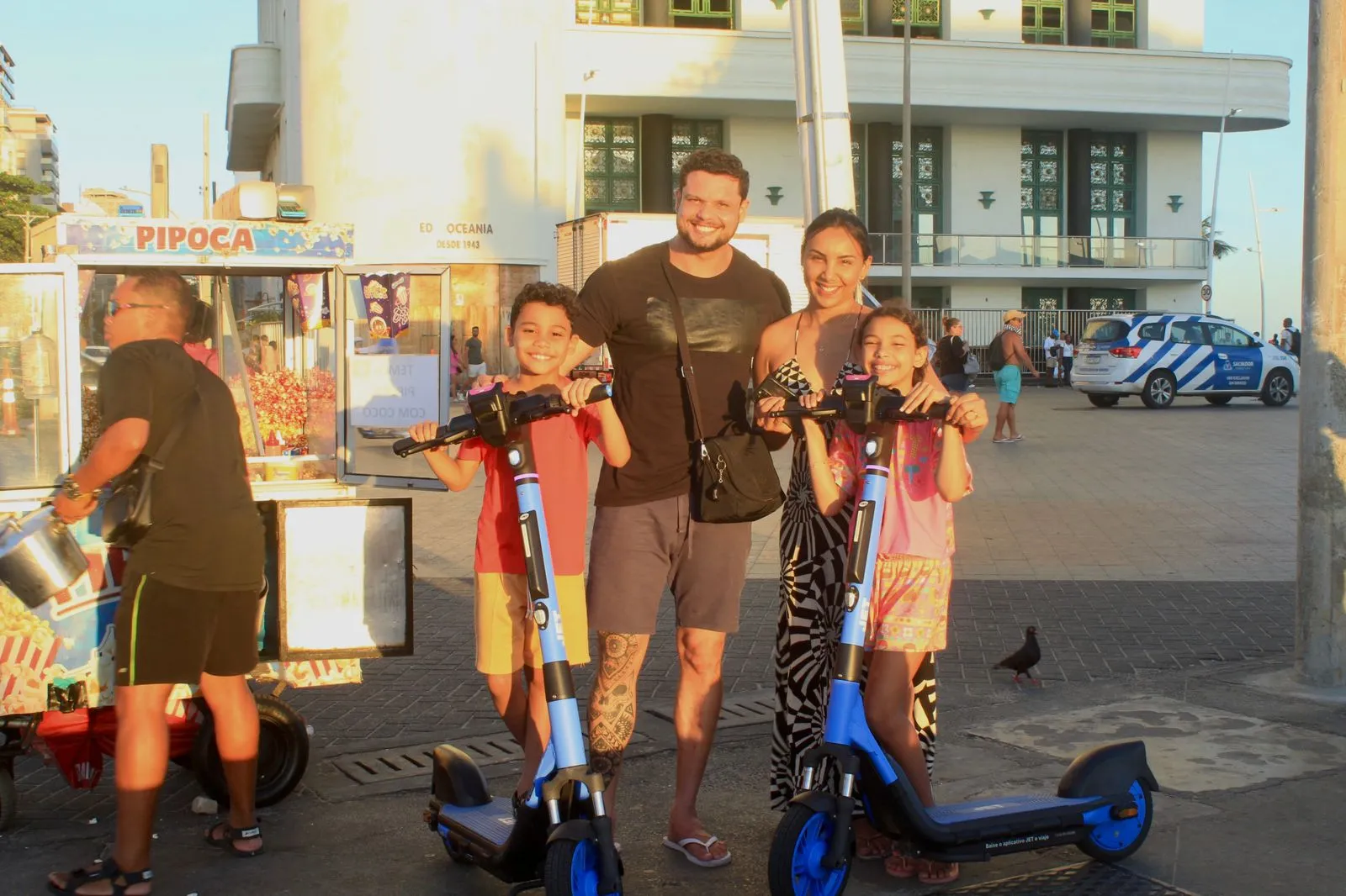 Leonardo Pereira ao lado da esposa e dos filhos