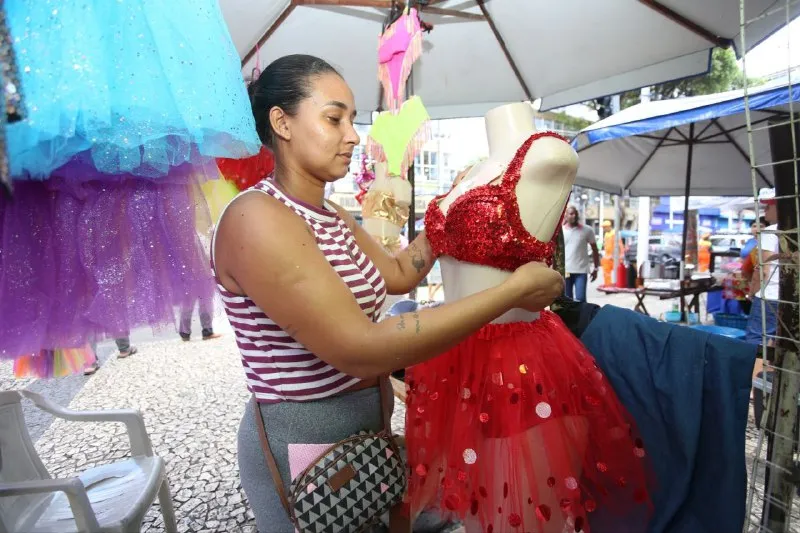 Viviane vende diversos tipos de fantasias