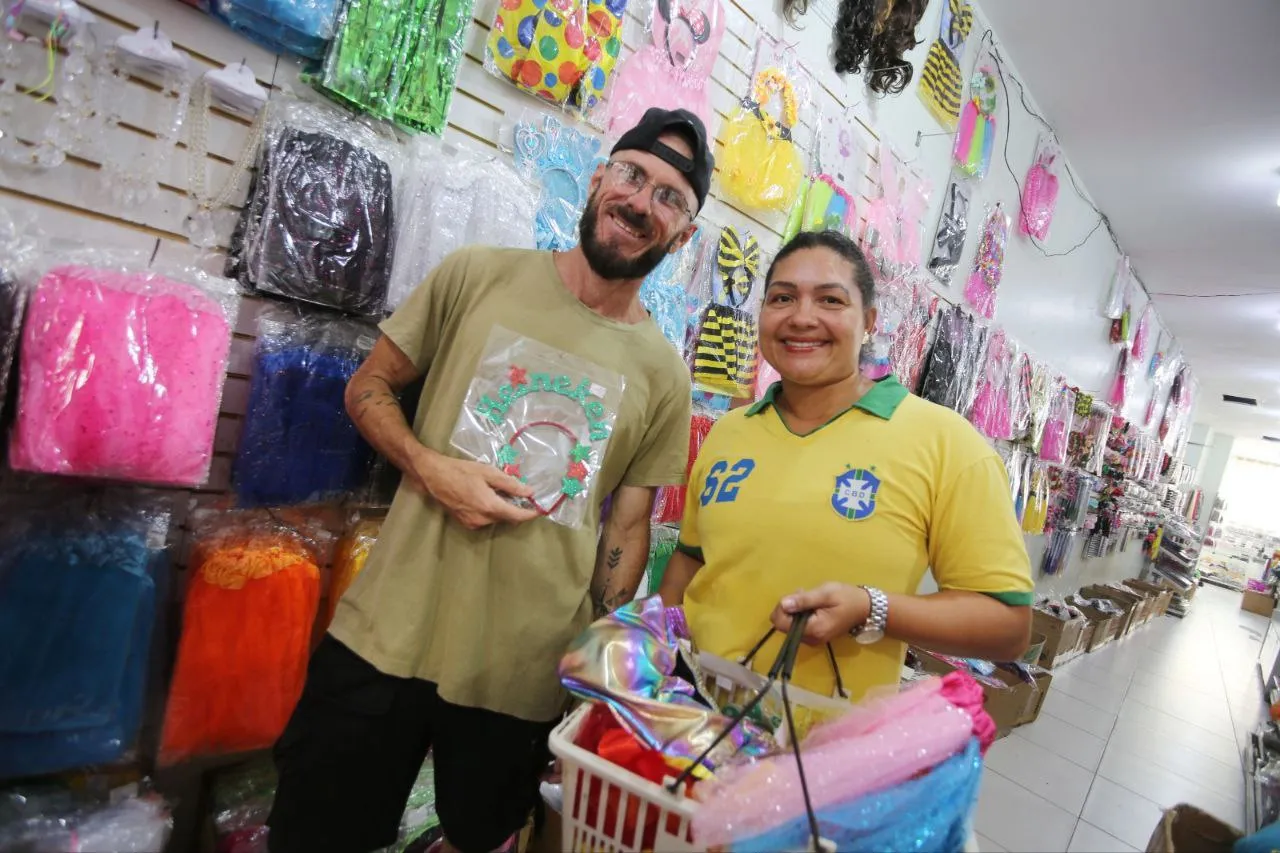 Adriana estava comprando peças para ela e a amiga curtirem a folia