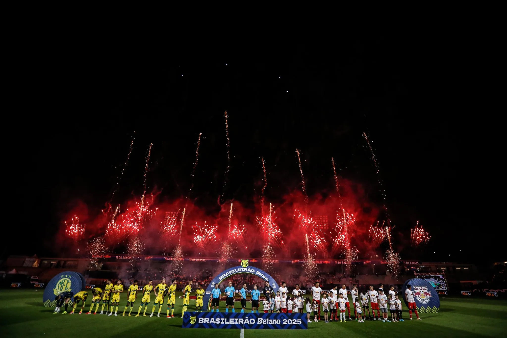 Novo estádio foi estreado com triunfo do time paulista e show de fogos
