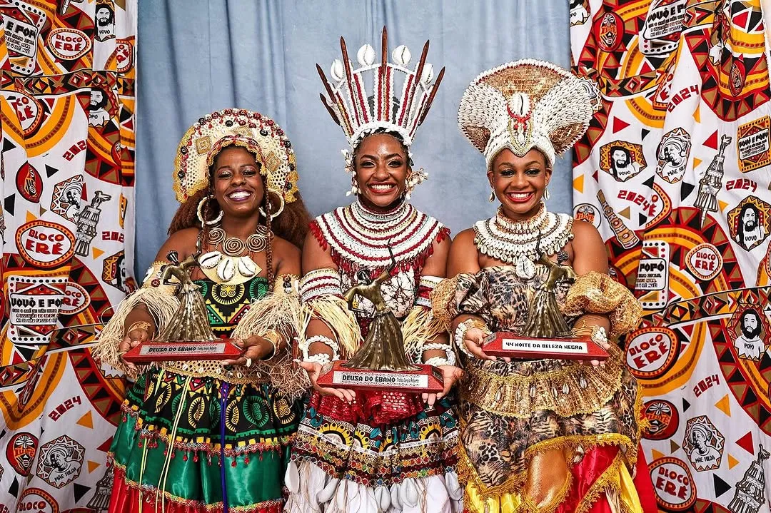 Tainã, Lorena e Stephanie após a coroação