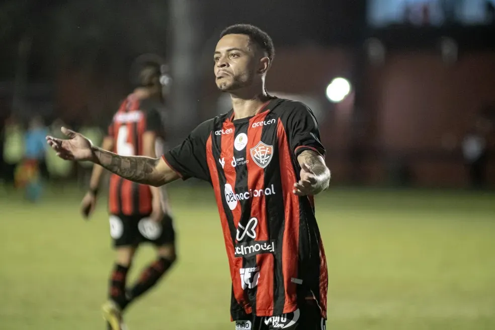 Matheusinho, meia do Vitória