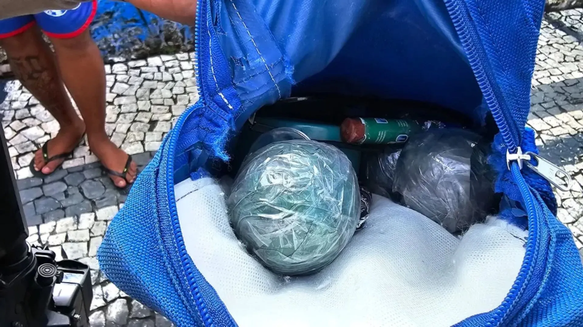 Imagem ilustrativa da imagem Membros de torcida organizada são detidos com bombas caseiras e drogas