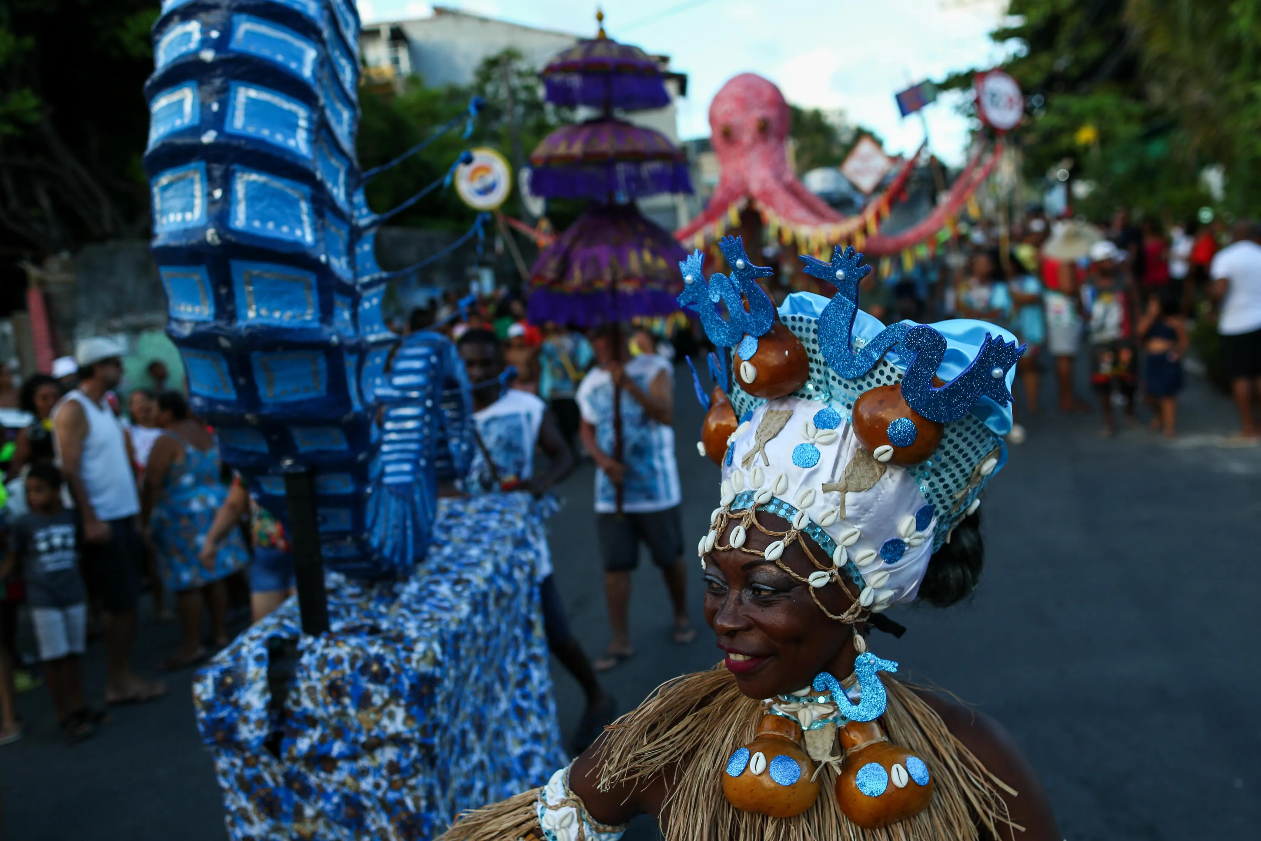 Imagem ilustrativa da imagem Moradores de Itapuã se despedem do Carnaval com Festa da Baleia