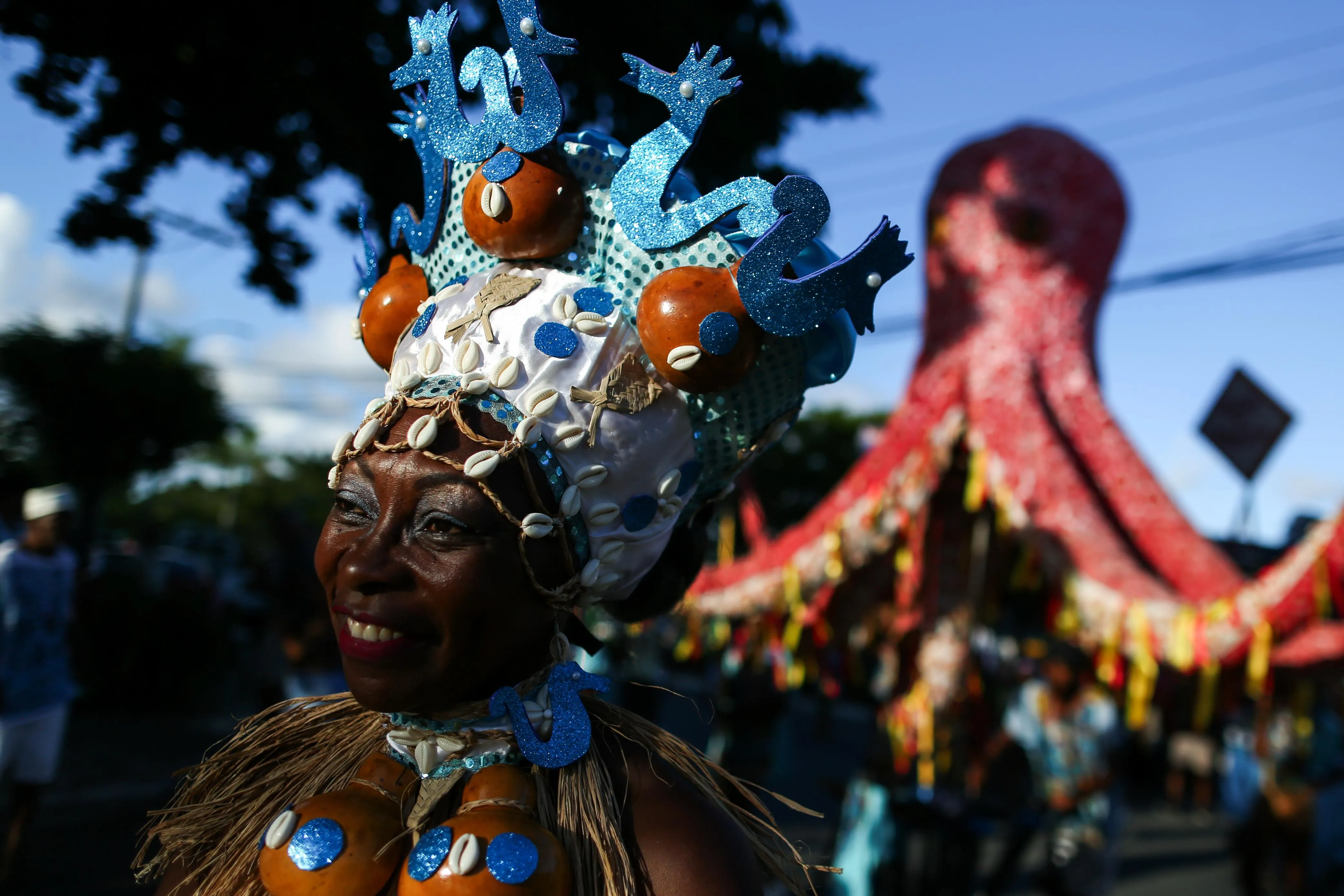 Imagem ilustrativa da imagem Moradores de Itapuã se despedem do Carnaval com Festa da Baleia