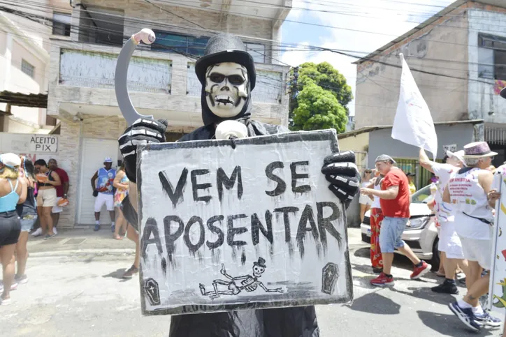 Imagem ilustrativa da imagem Mudança do Garcia: Povão 'desce o pau' em Bolsonaro e homenageia Fernanda Torres