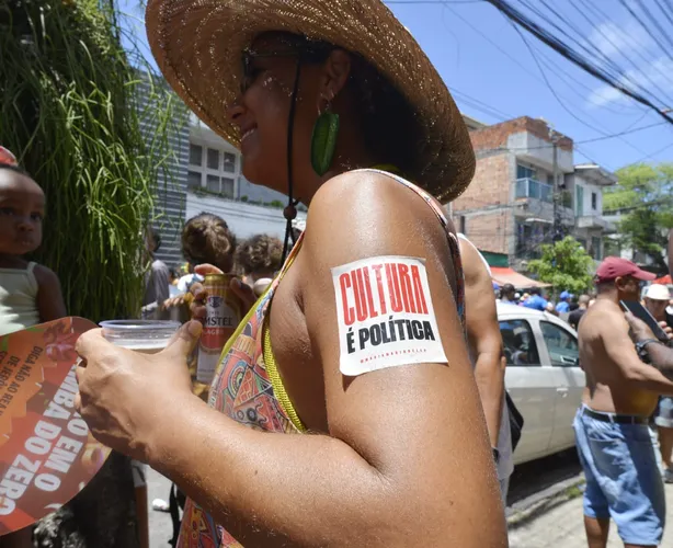 Imagem ilustrativa da imagem Mudança do Garcia: Povão 'desce o pau' em Bolsonaro e homenageia Fernanda Torres