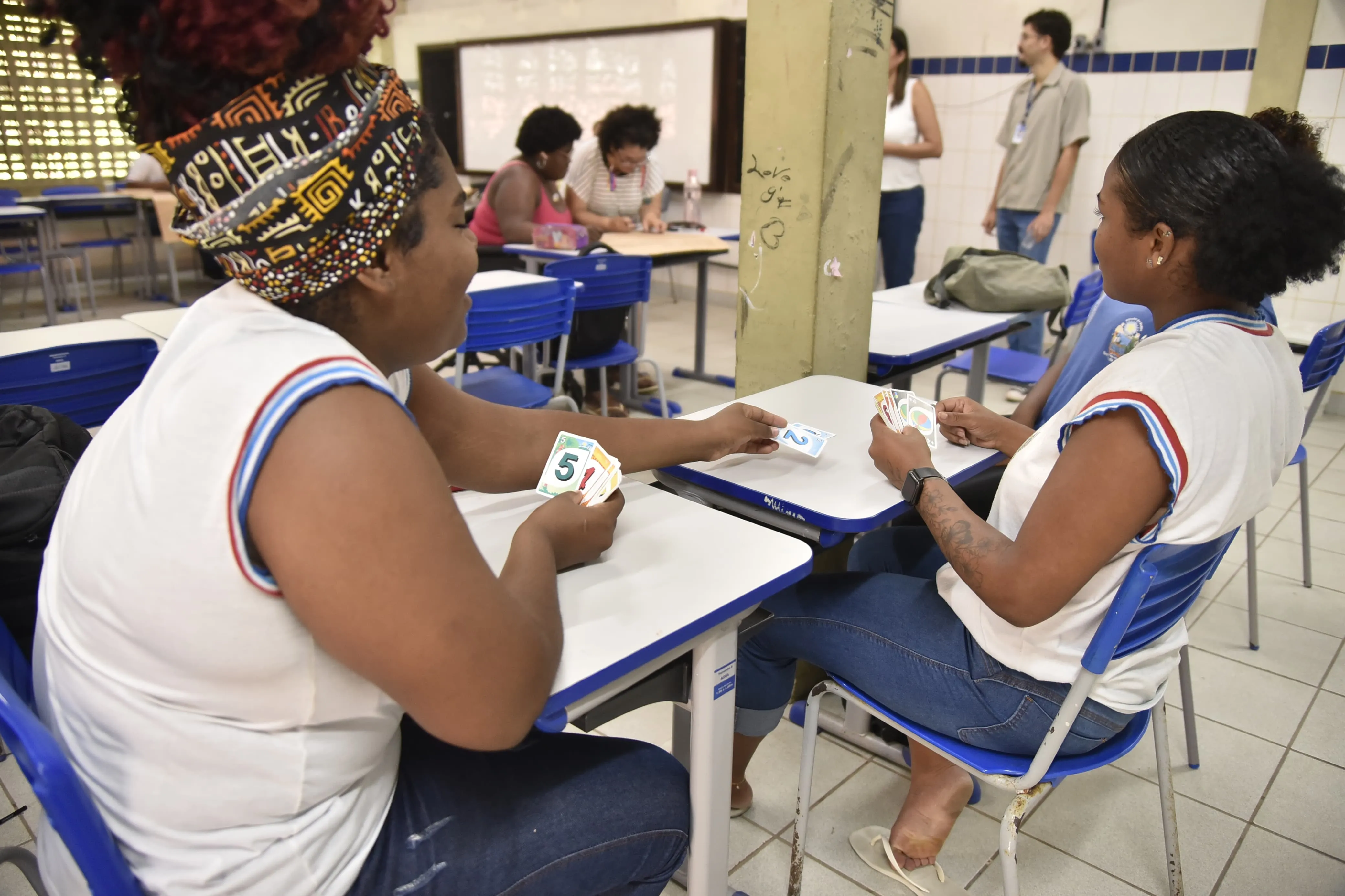 Alunas do Colégio Estadual Polivalente de Amaralina jogam cartas