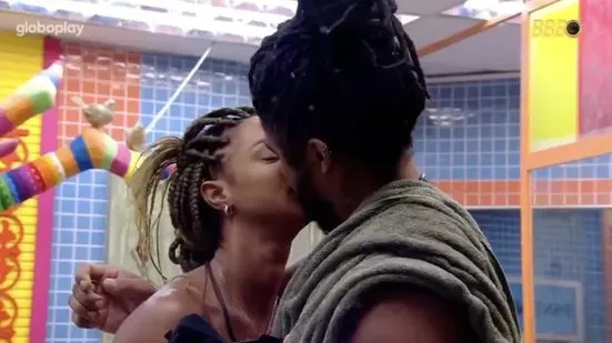 Aline e Diego se beijando