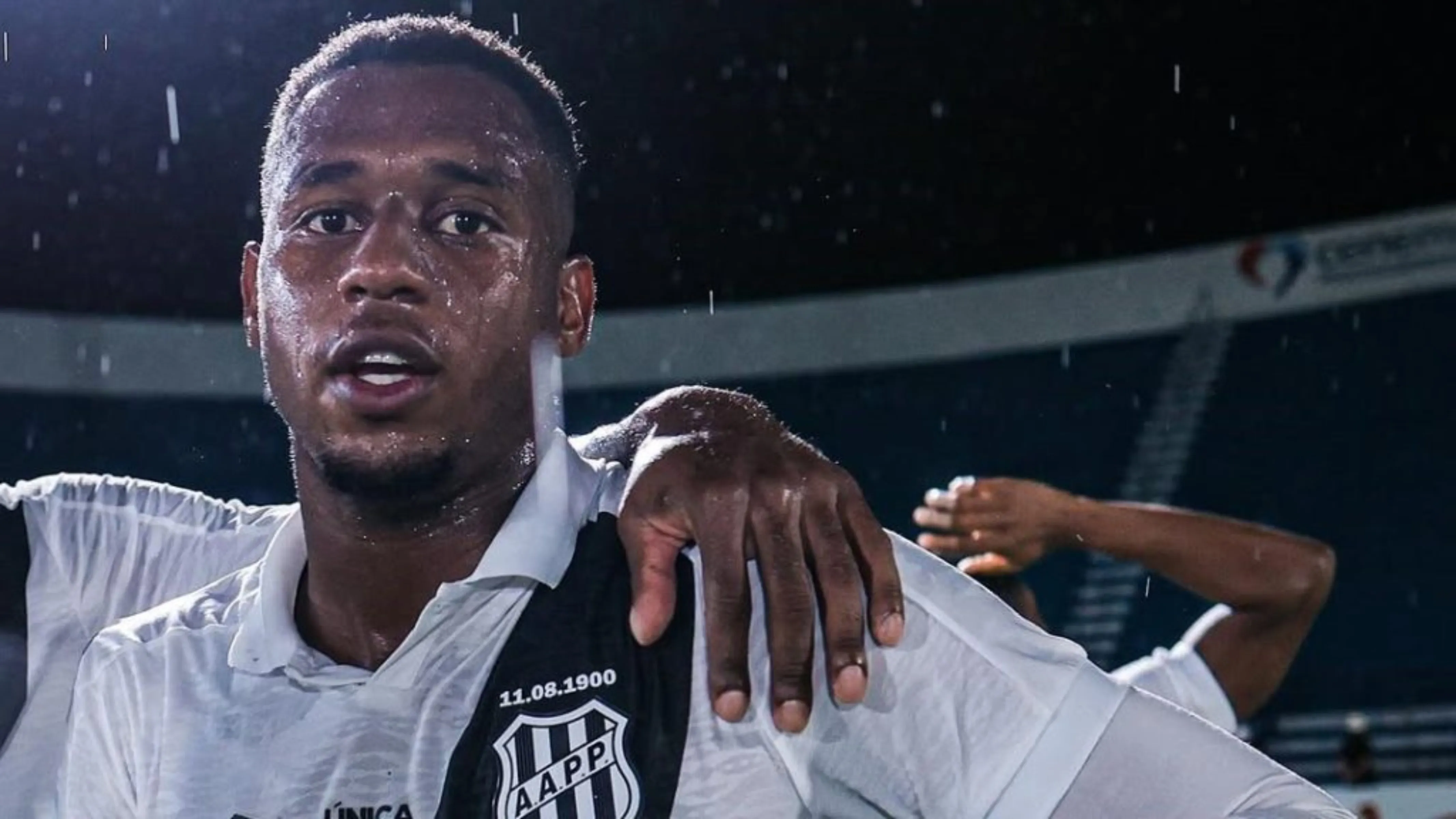 Volante fez gol e foi eleito melhor jogador em vitória da Ponte Preta