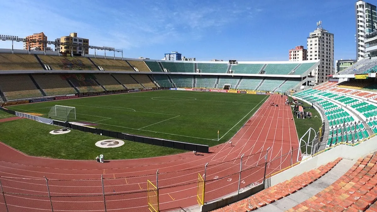 Time tricolor enfrenta adversário e os 3.637 metros do estádio boliviano