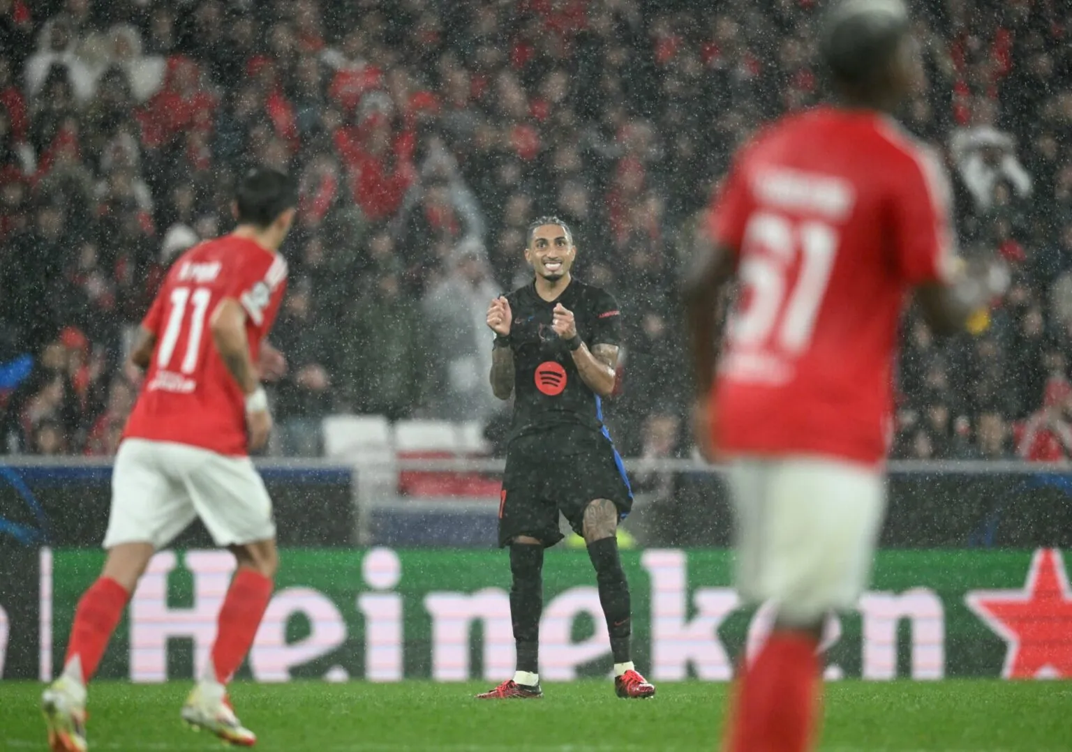 Benfica e Barcelona se enfrentam pelas oitavas de final da Champions League.